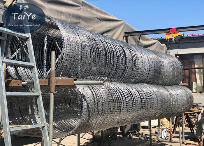 BTO22 Triple Coil Razor Blade Wire Fence With Hexagonal Shaped Aluminum Pipe Fram