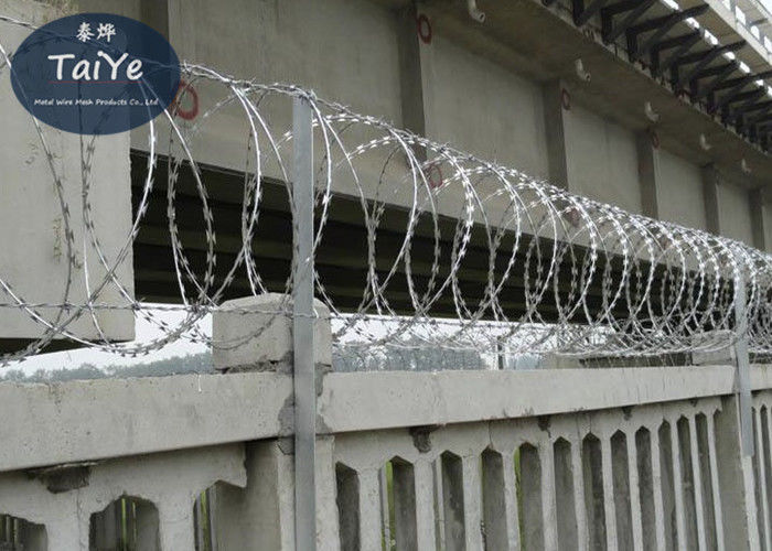 BTO-22  CBT-65 Used Together With Chain Link Fence, Welded Mesh Hot Dip Galvanized Razor Blade Iron Wire